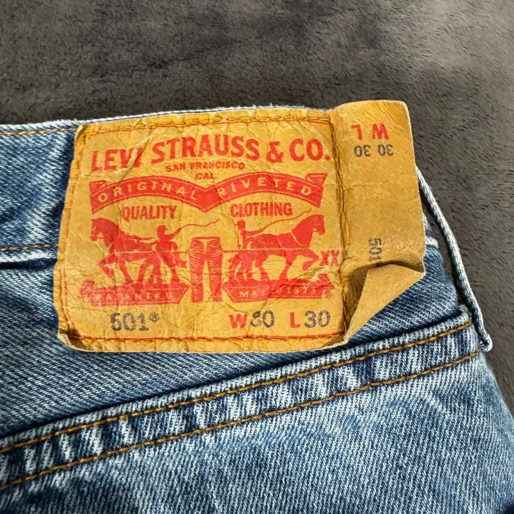Levis 501 Original Fit Jeans Mens 30x30 Light Wash Blue Straight Leg Denim